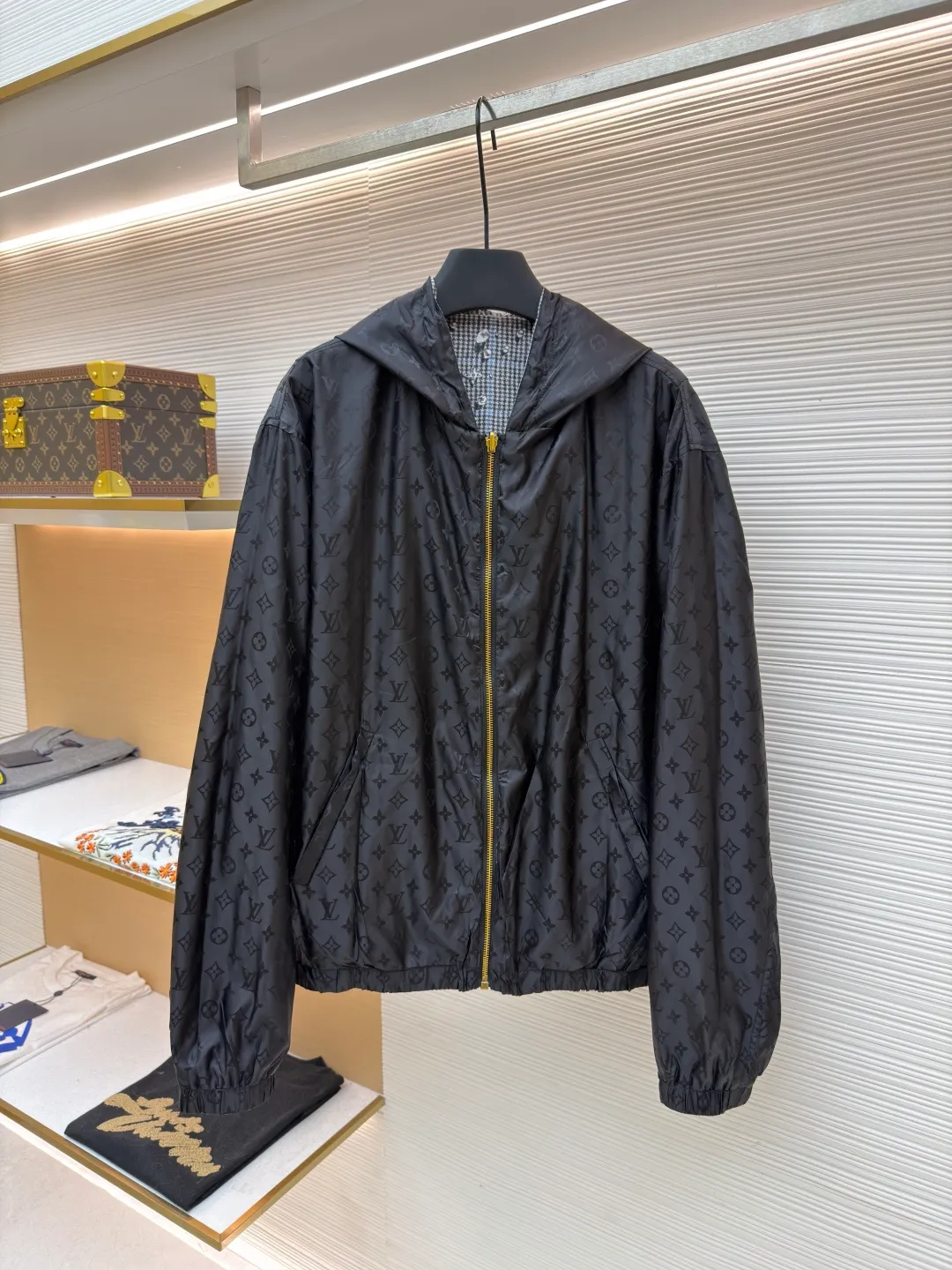 LOUIS VUITTON double-sided hooded raindrop printed windproof jacket ●Original version: 23999 purchase and development ●Item number: 1681911-B40 ●Fabric: nylon fabric ●Technology: printing production ●Color: gray ●Version: fitted version ●Weight: about 460 grams ●Size: S-M-L-XL ●Description: This lightweight double-sided windproof jacket presents two different styles: a vivid Monogram Waterdrop on one side The print consists of playful Monogram logos raining down on elegant Prince of Wales check. The other side is a timeless dark color, complemented by a subtle monogram jacquard in the same color. Easy to store, it's the perfect choice for a cozy weekend in the countryside or a rainy stroll in the city. Body: 100% polyester; Lining: 100% nylon; Other: 100% cotton, Drawstring hood Elasticized cuffs and hem Logo printed at outer side, jacquard logo pattern at inner side Zip at front Trim pockets. The overall wiring is straight and delicate, the fabric is comfortable and soft, and the color is consistent without color difference. It can be matched with the same style to create a fashionable look and control various occasions. Customized accessories, complete with three standards, same style for men and women!